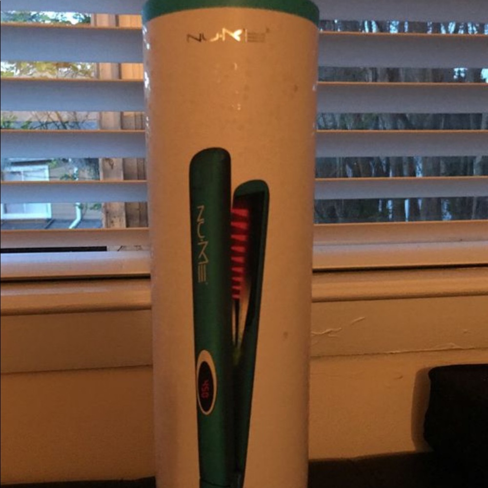 Nume megastar flat iron